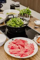 신선한 고기와 채소가 가득한 프리미엄 샤브샤브